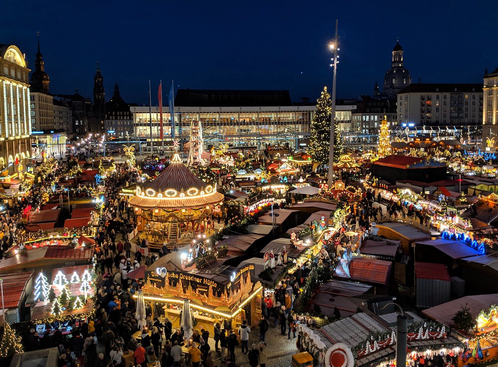 crowds visiting christmas market dresden