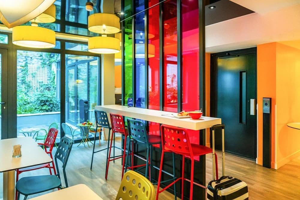 Ibis-Styles-Paris-La-Défense-Courbevoie-breakfast-area