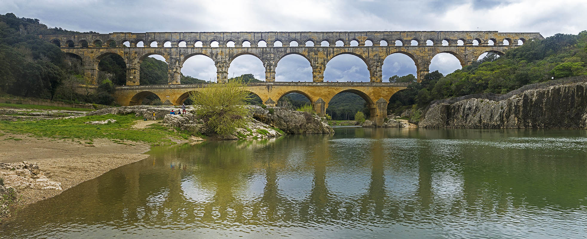Pont-de-gard-roman-aqueduct