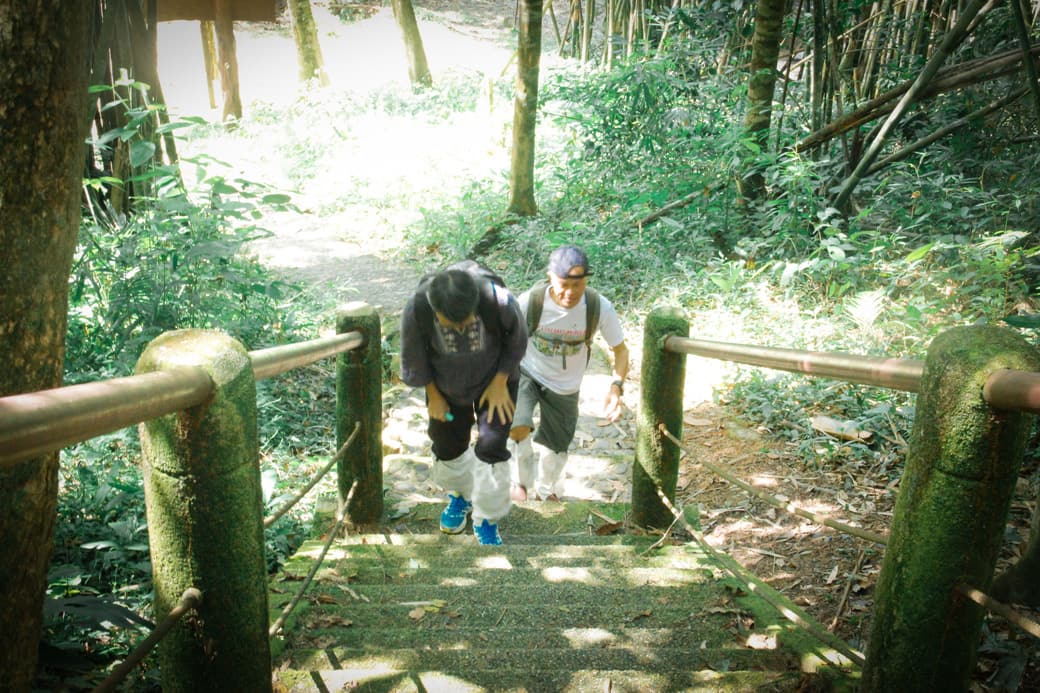 Parents arriving at Sip Et Chan Waterfall