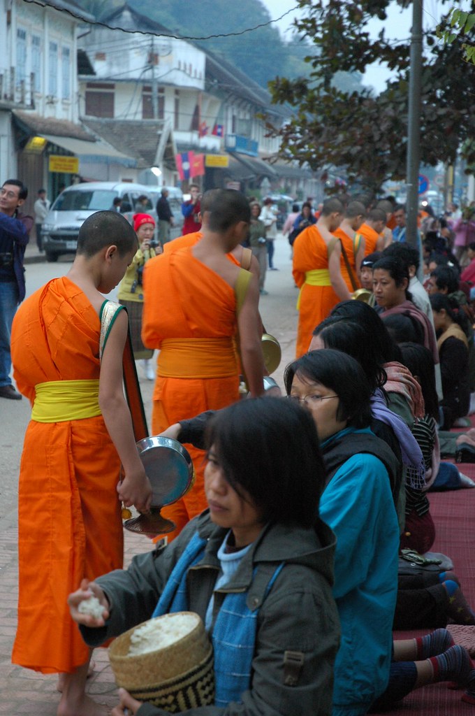 alms-giving-ceremony-luang-prabang