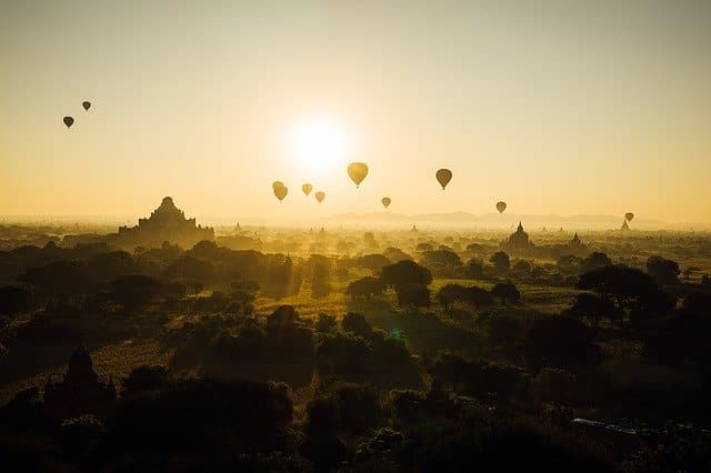 hot air balloons bagan myanmar