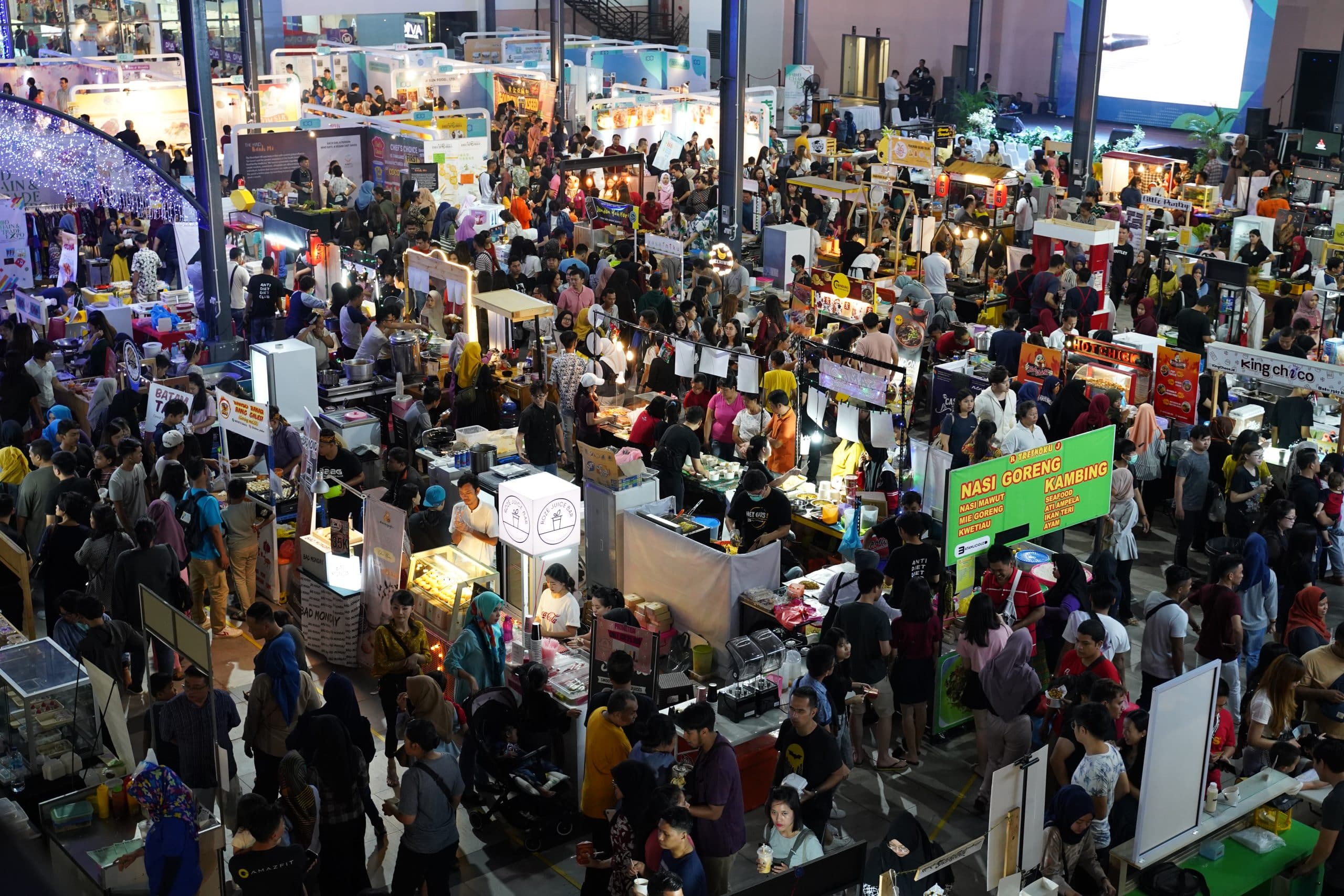 overview of the crowds at batamliciouz bazaar