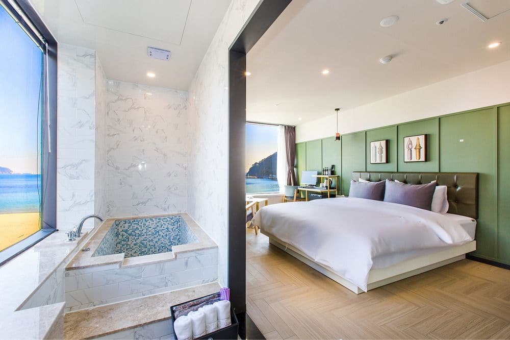 Room at Brown-Dot Songdo, Dusan