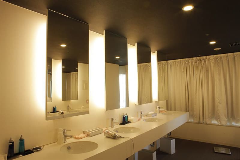 capsule-hotel-bath