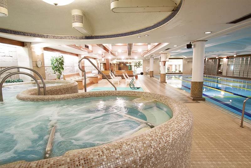 capsule-hotel-spa-tub