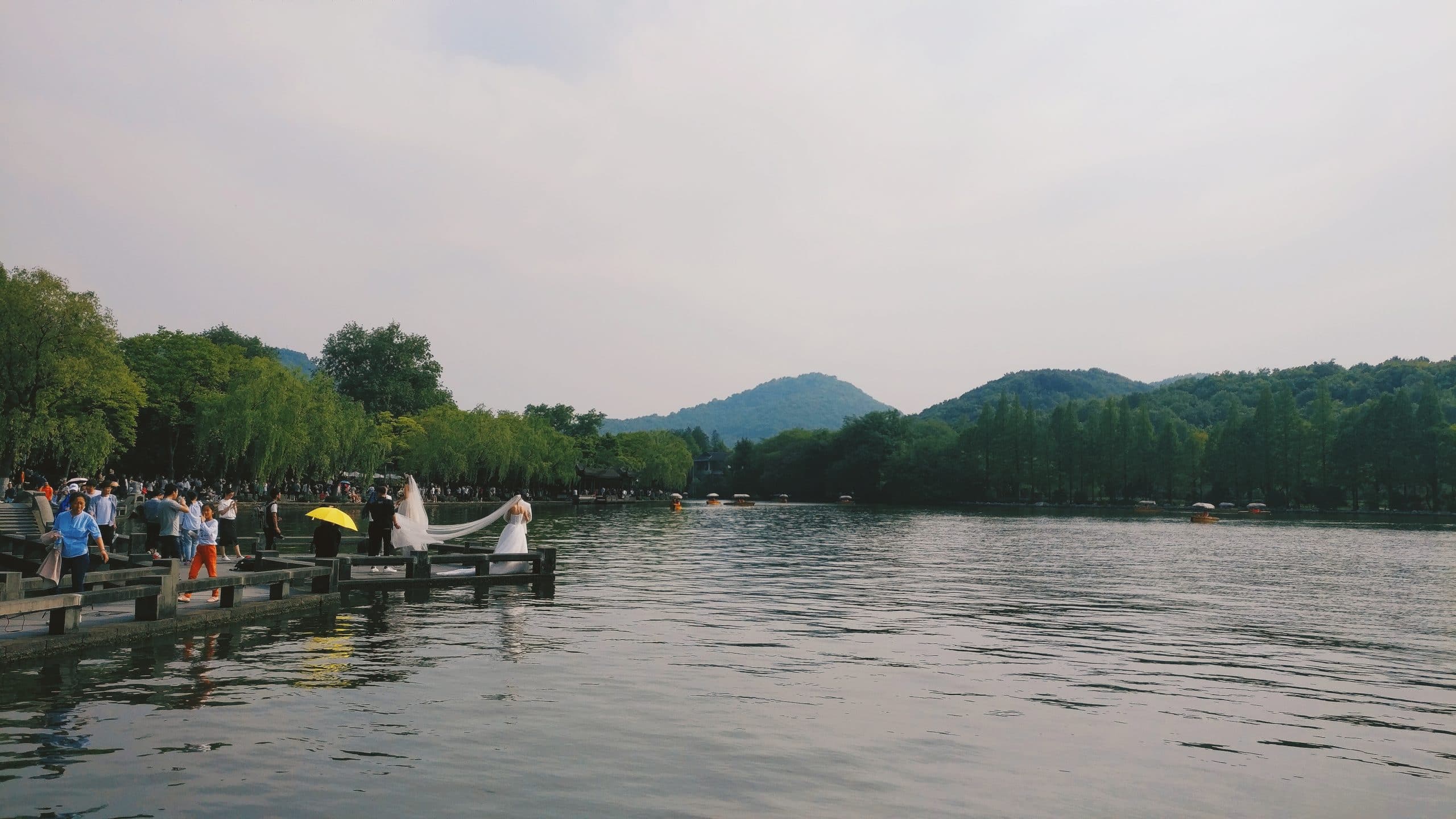 Couple's wedding photo shoot at West Lake, Hangzhou