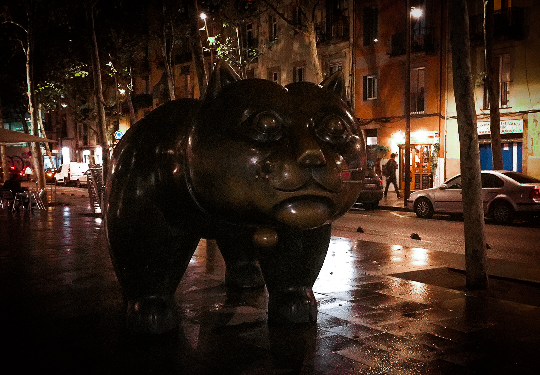 A cat statue in El Raval