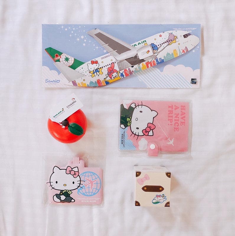 eva-air-hello-kitty-flight-goodies