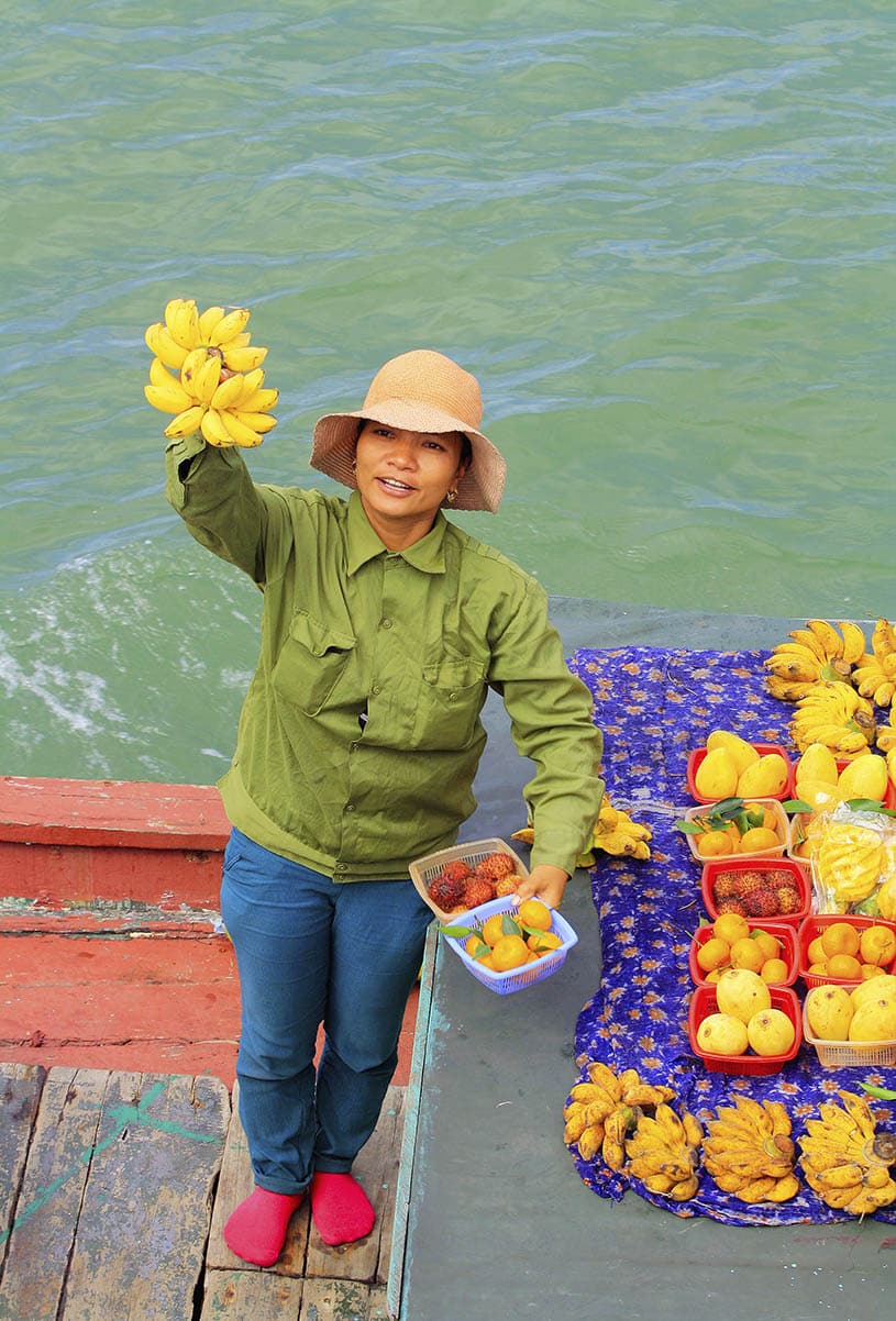 fruit-seller-halong-bay
