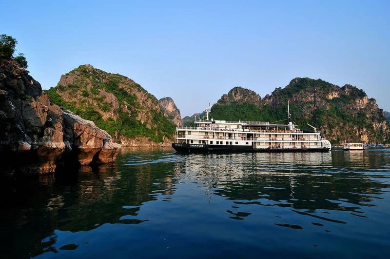 halong-bay-vietnam-emeraude-cruise