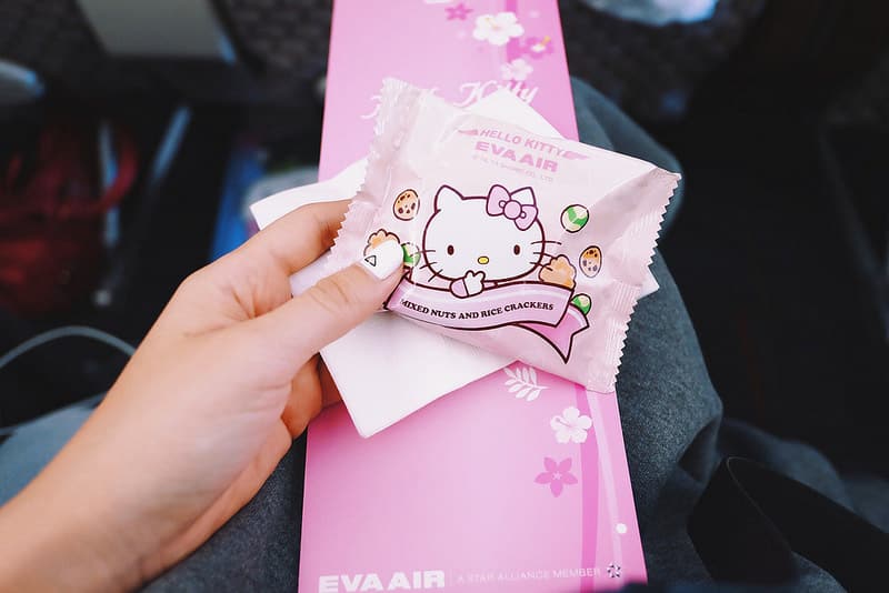 hello-kitty-flight-snacks