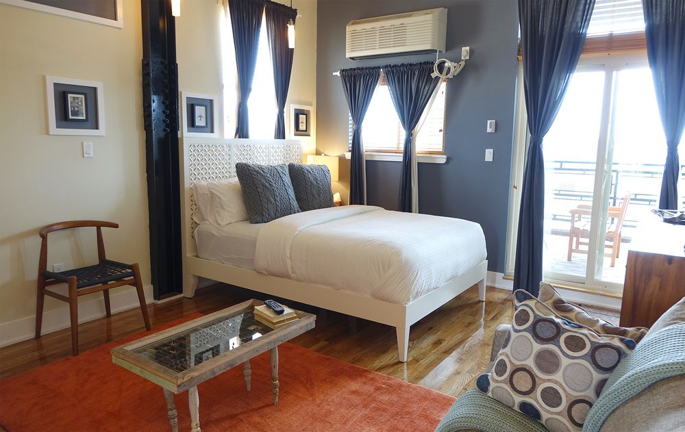 henry-norman-hotel-room