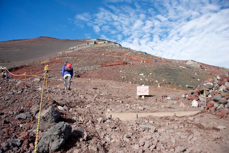 hiking-mount-fuji-japan