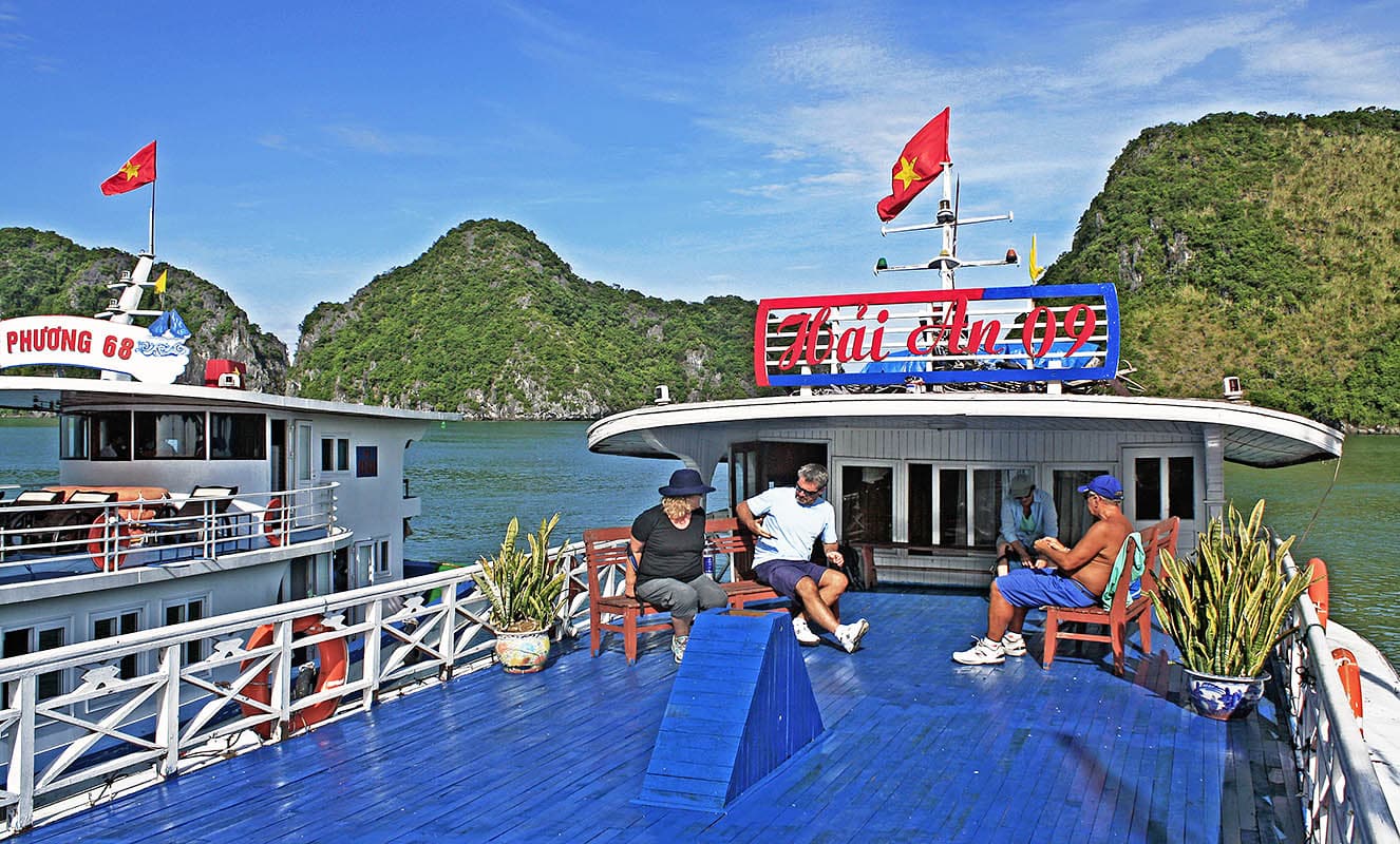 hire-cruise-boat-halong-bay