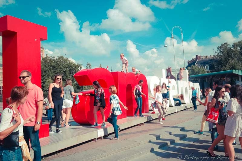 Kids playing on I Amsterdam sign