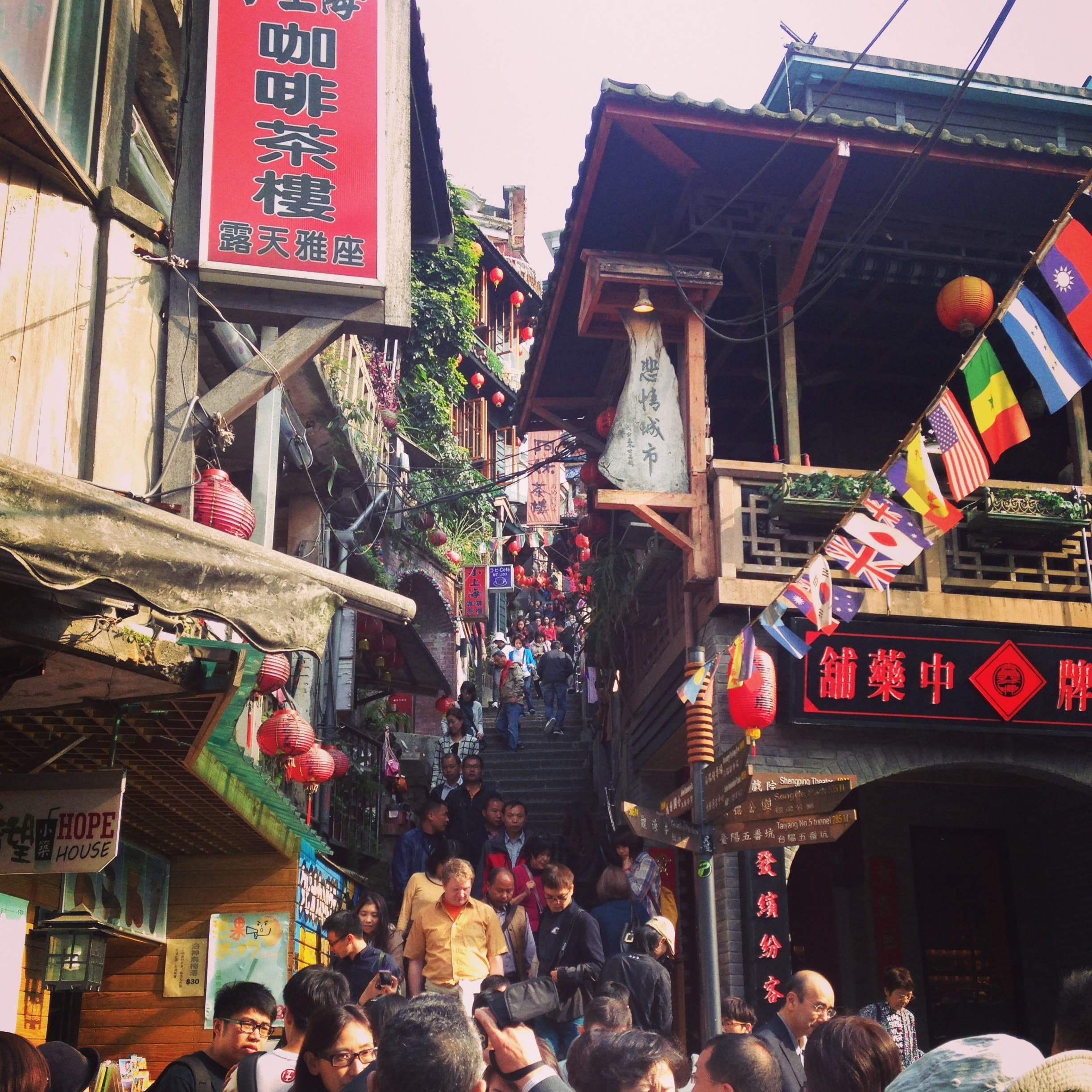 jiufen-crowds