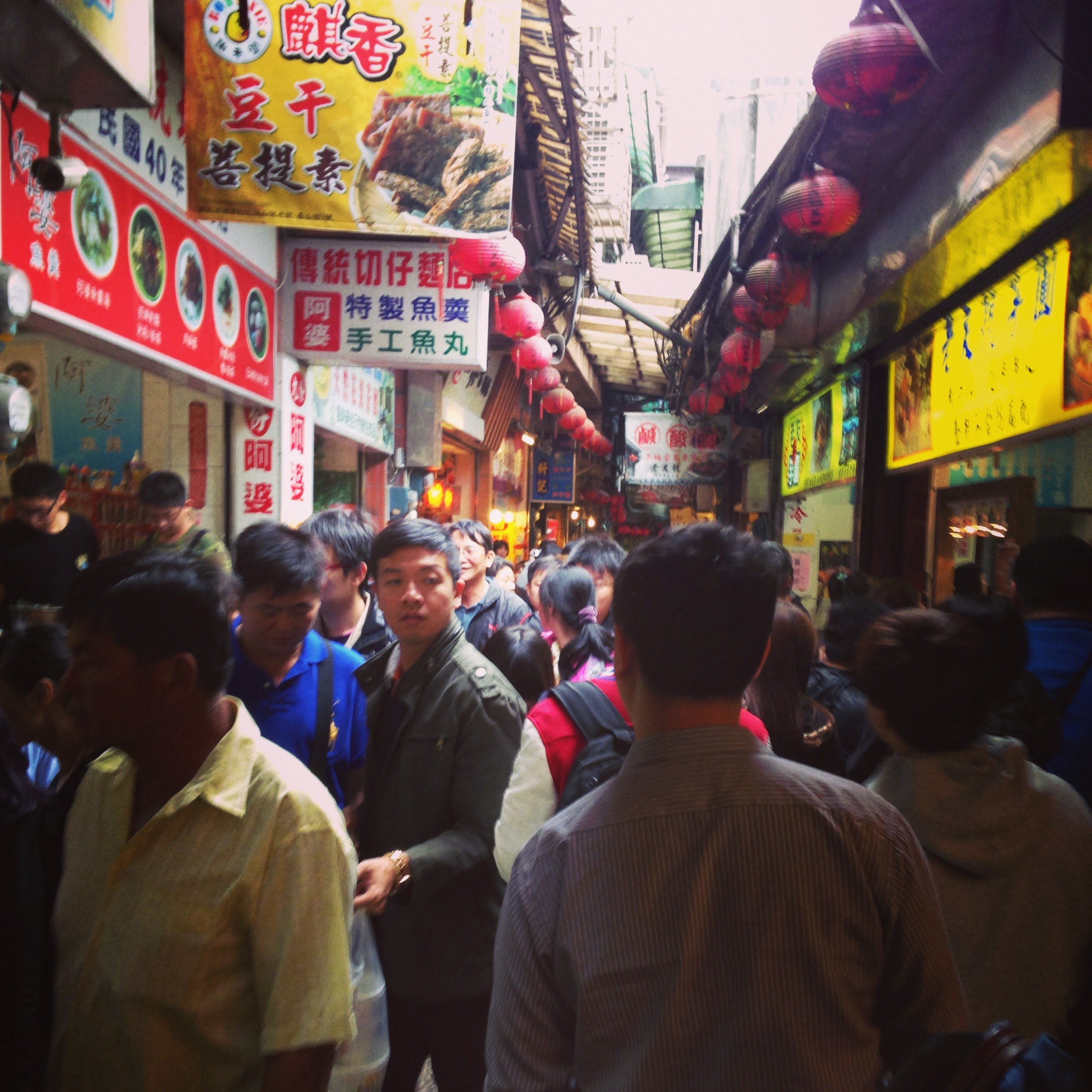 jiufen-old-street-crowds