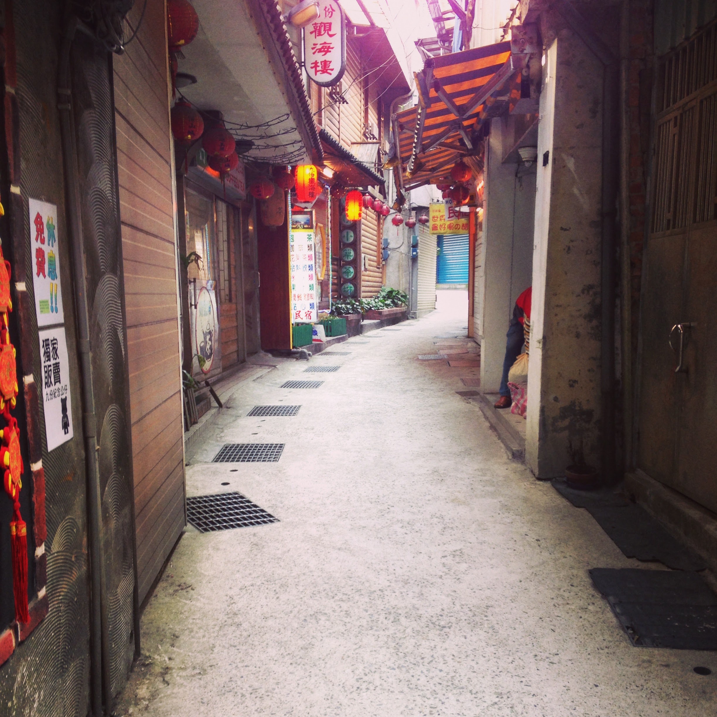 jiufen-old-street-empty