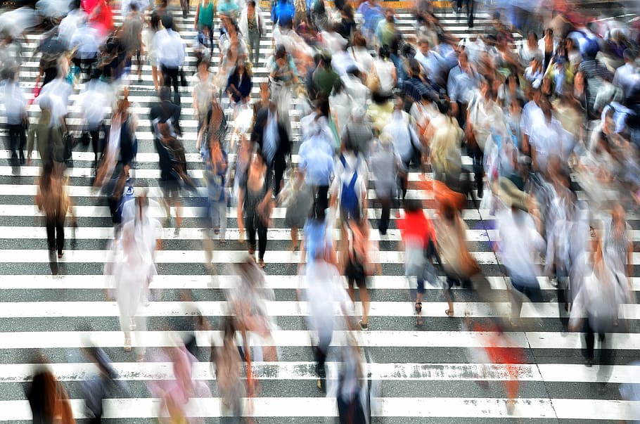 the japanese crowd moving quickly at a busy road crossing