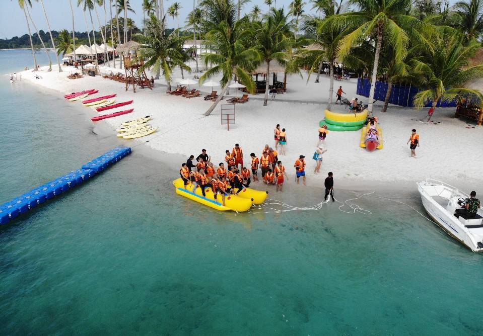 guests trying the banana boat at ranoh island