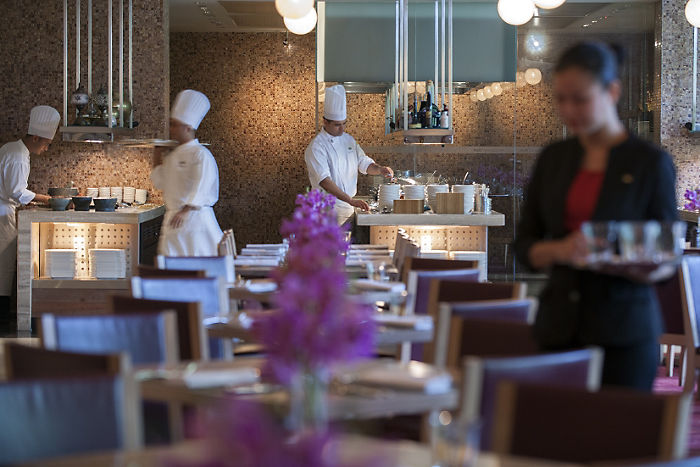 singapore-restaurant-melt-the-world-cafe-service-2