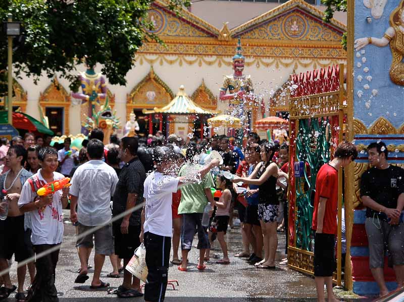 songkran-thailand-temple.jpg