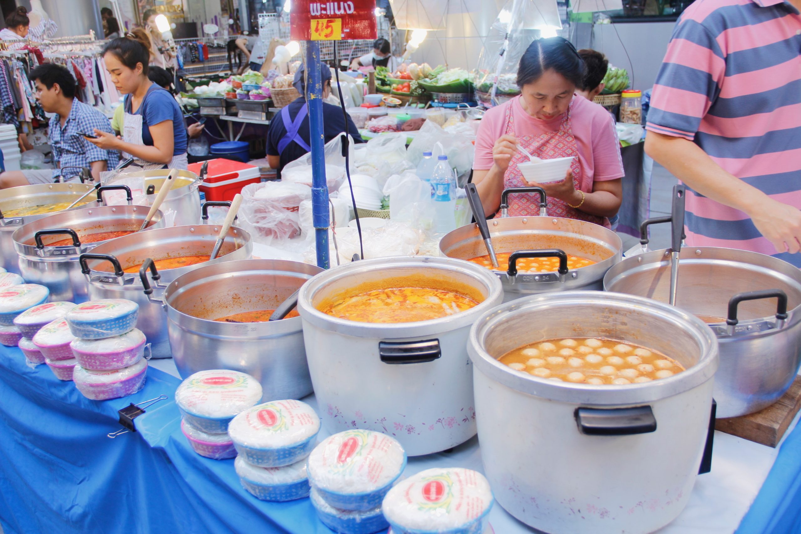Street stalls serving food in Bangkok