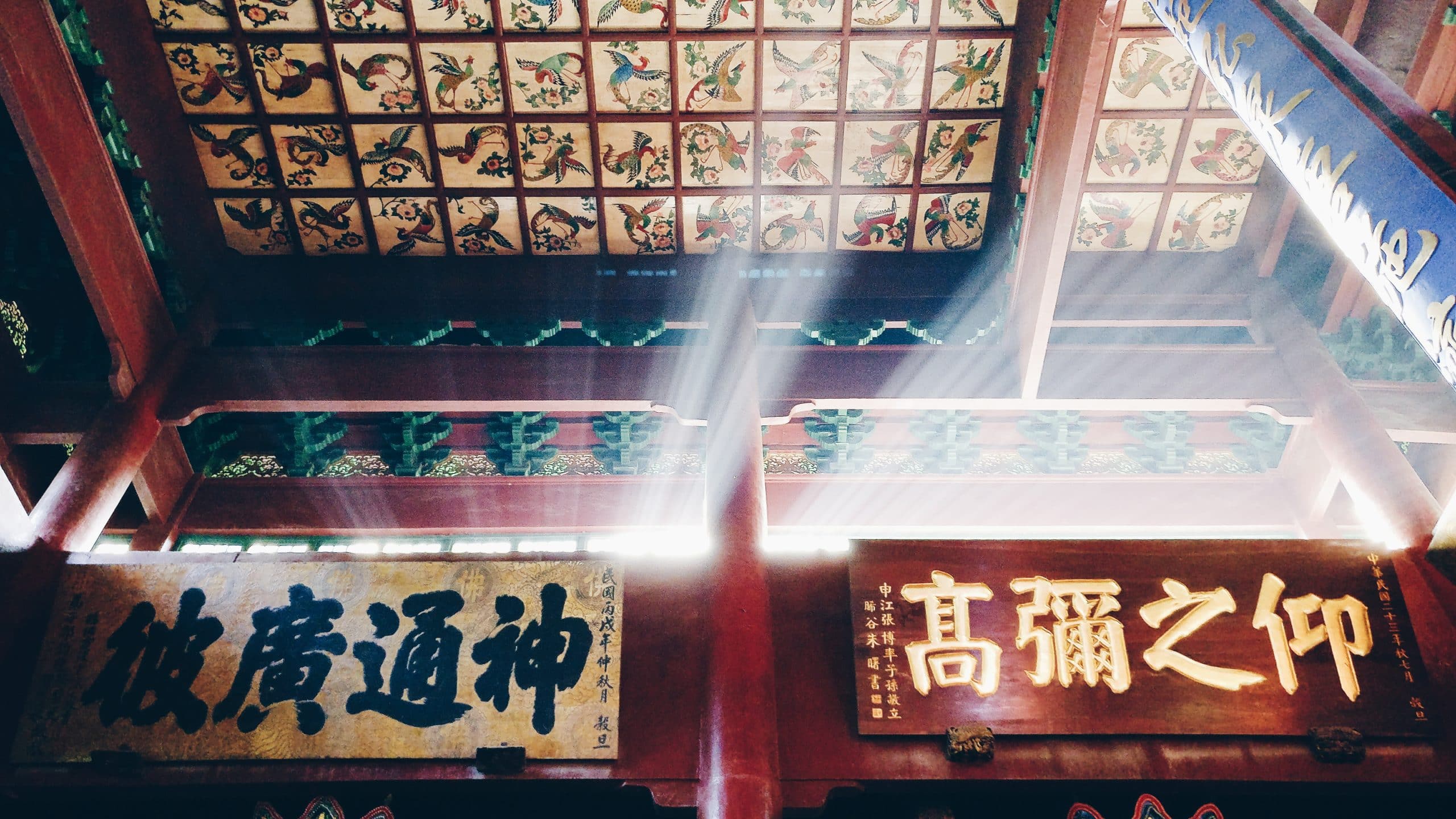 Sunlight in Wulin Mountain temple