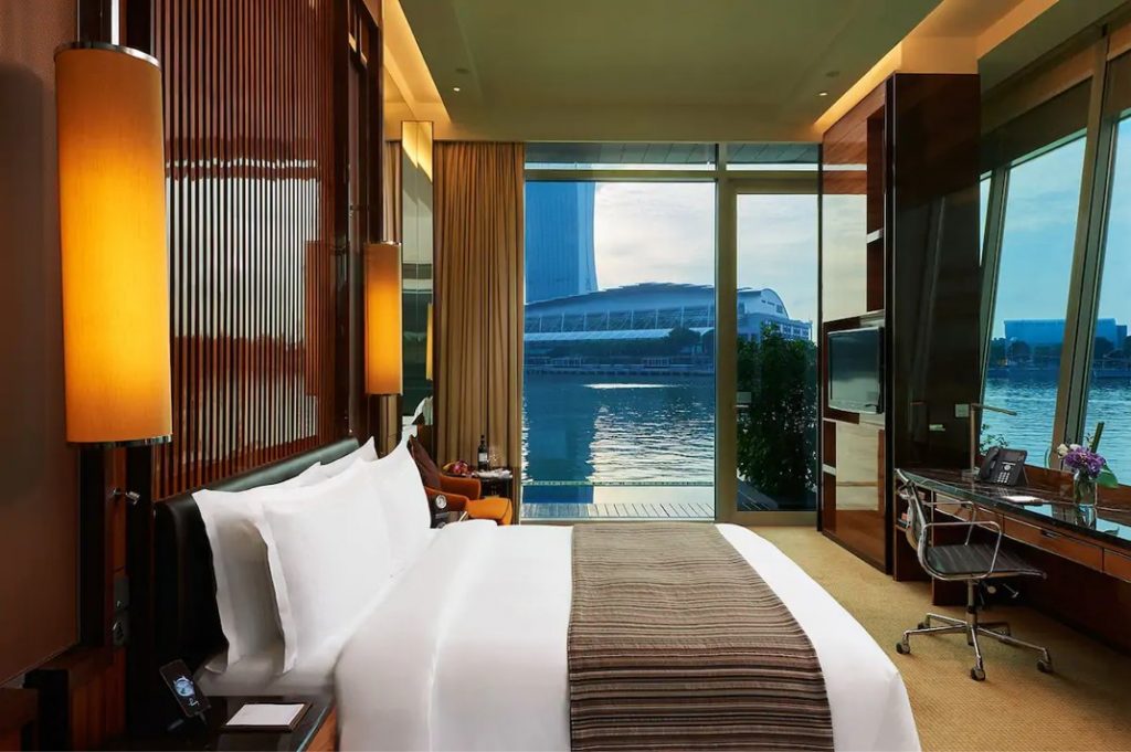 Premier Double Room at Fullerton Bay Hotel (Photo by Expedia.com.sg)