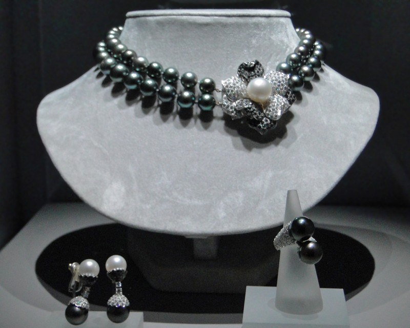 Black tahitian pearls