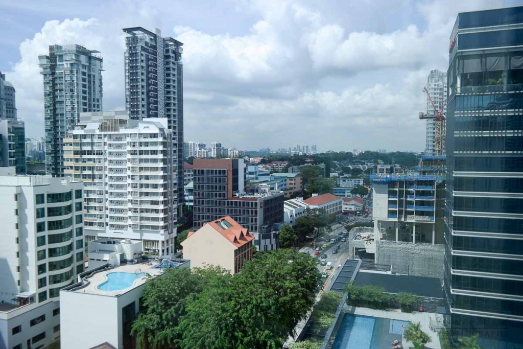 days-hotel-pool-view