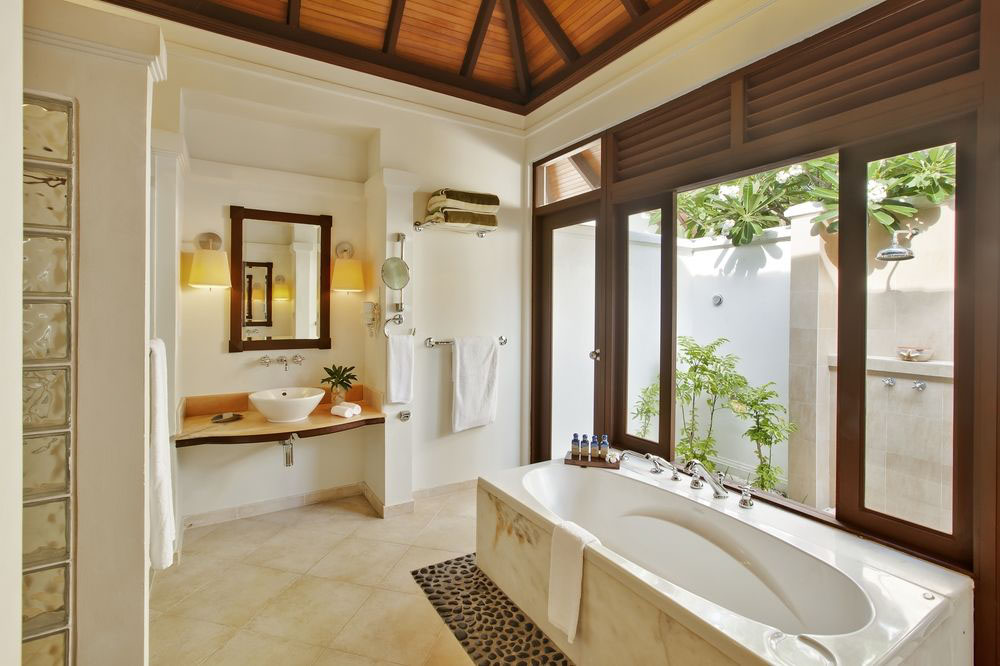 kurumba-maldives-bath