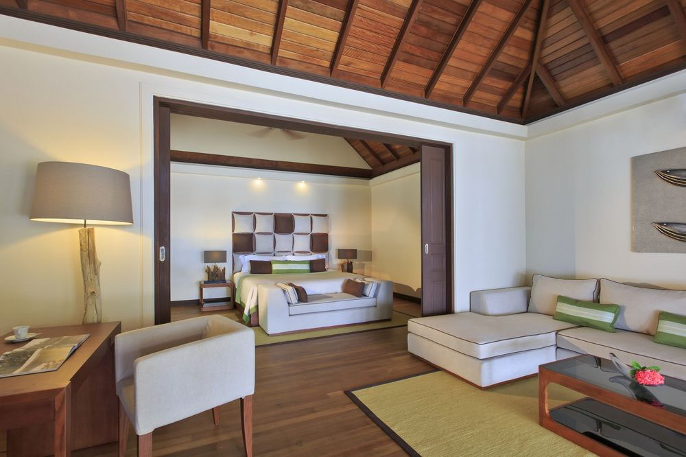 kurumba-maldives-room-living