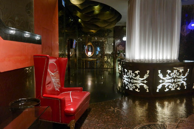 lobby-red