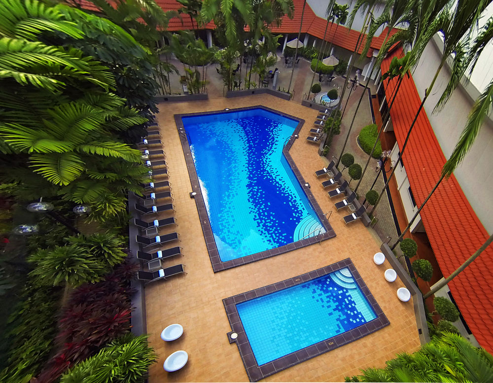 york-hotel-pool-family-staycay